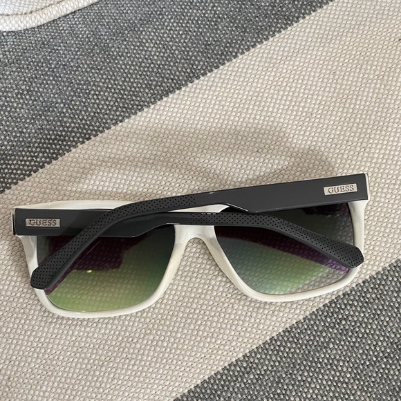 Guess Unisex Sunglasses - Picture 4 of 4